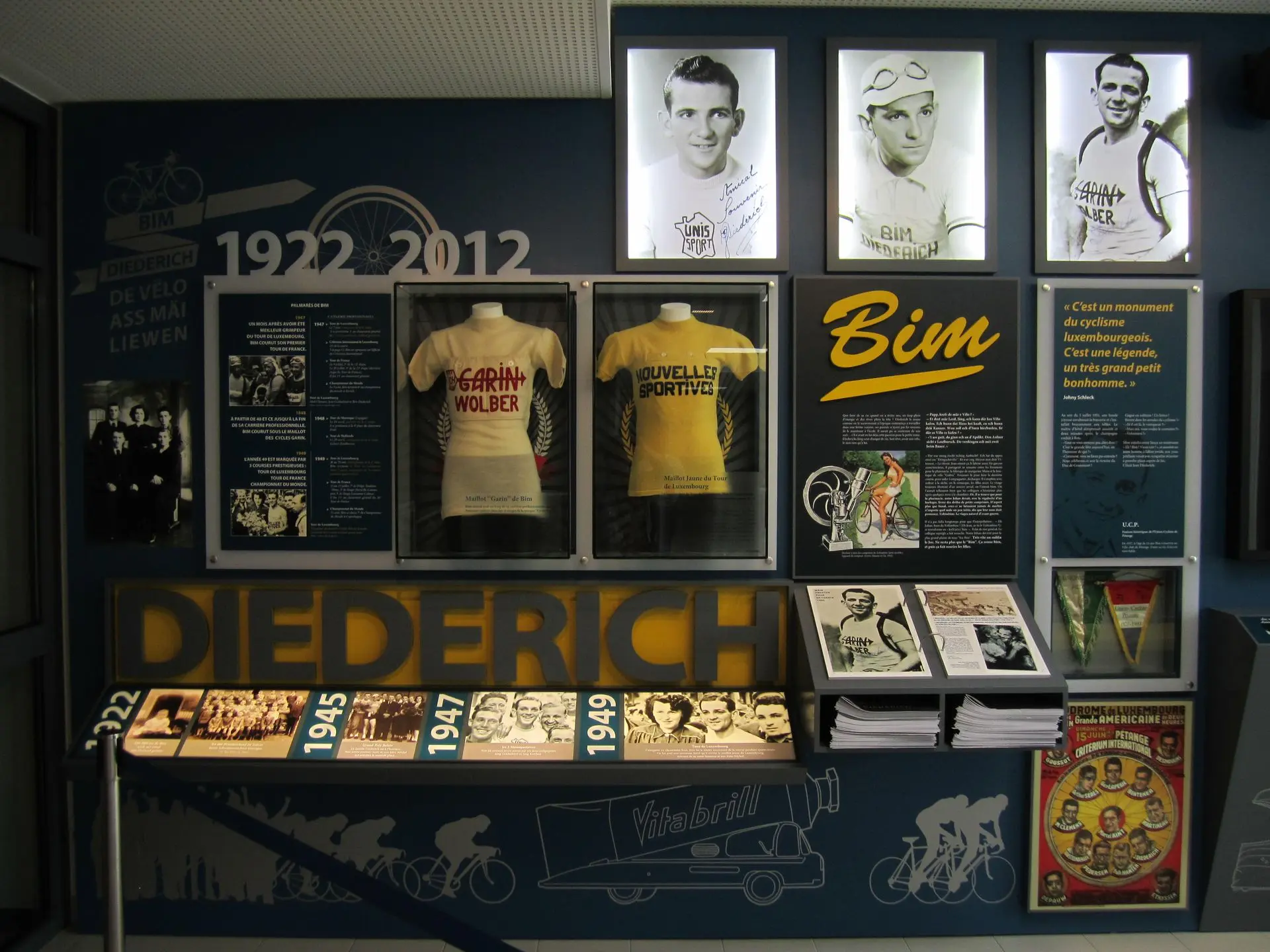 Modular custom made Exposition Bim Diederich with posters and showcases