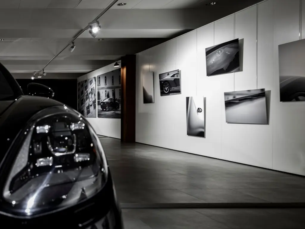 Showroom for LOSCH with car and suspension of pictures