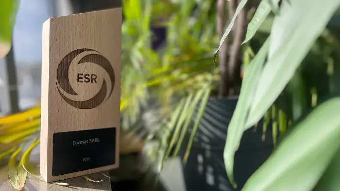 ESR label trophe with greenery
